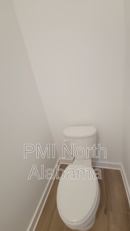 Building Photo - 7599 Discovery Pt Dr NW