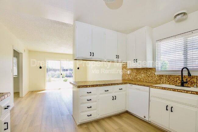 Building Photo - 5155 Harriett Cir