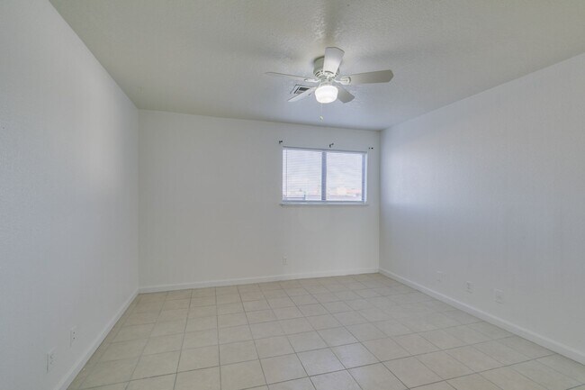 Building Photo - 6987 Mendon Ln