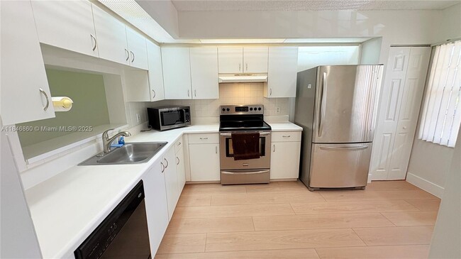 Building Photo - 13105 SW 16th Ct