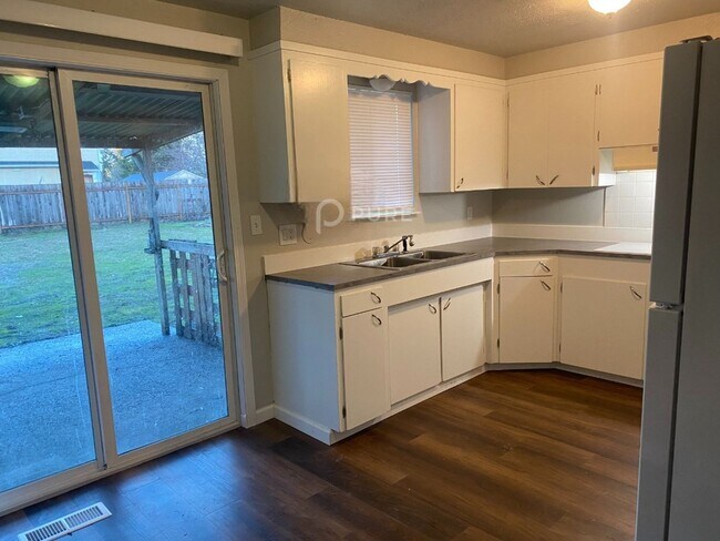 Building Photo - Whitman, G&amp;L (315 A&amp;B)