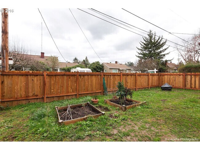Building Photo - Cute Classic 1950s 2 Bd 1 Ba House + Bonus Room w/ Washer & Dryer, AC and Fenced Spacious Yard!
