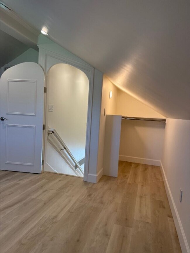 Building Photo - Great 2 bedroom, 1 bathroom house with office/bonus room and Ocean Views near DLI and downtown Mo...