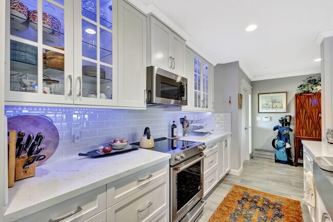 Building Photo - 16910 W Bay Dr