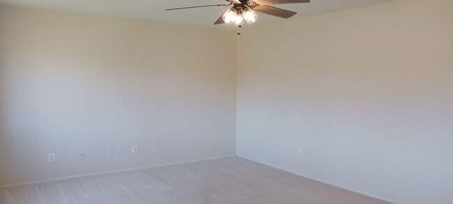 Building Photo - Spacious Two Story 4 Bed/3 Bath with Large...