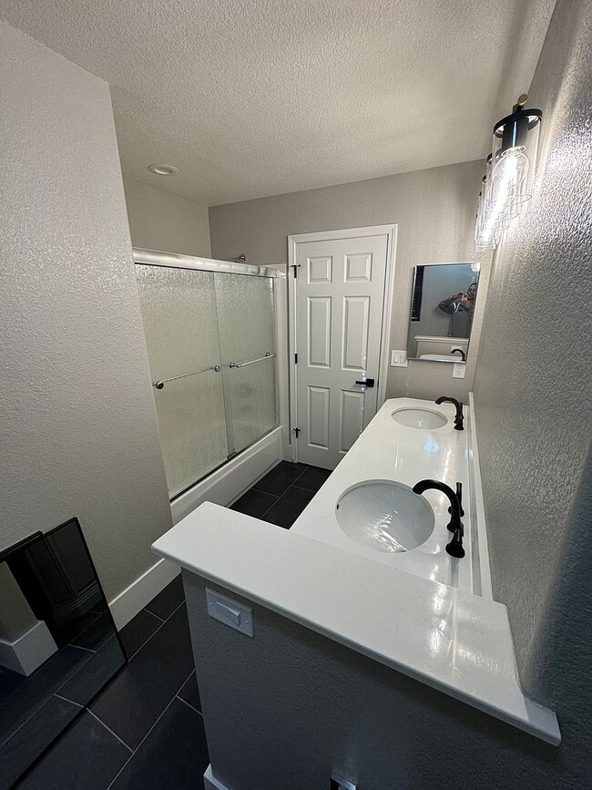 Building Photo - 5551 Barcelona Ct