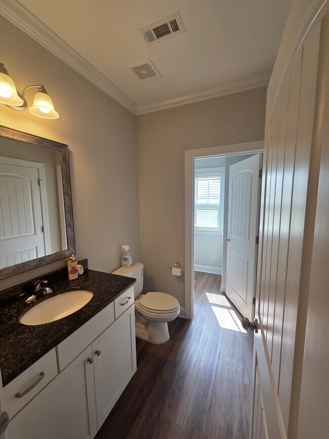 Building Photo - 2105 Thornbury Cove