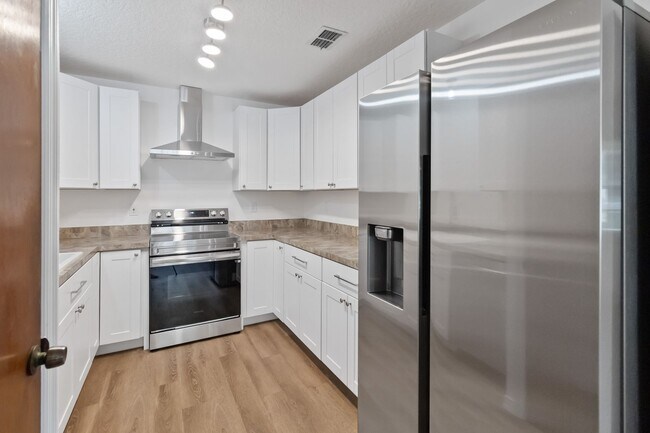 Building Photo - MOVE IN SPECIAL- Beautiful Newly Renovated 2/1 Duplex in St. Cloud - No HOA