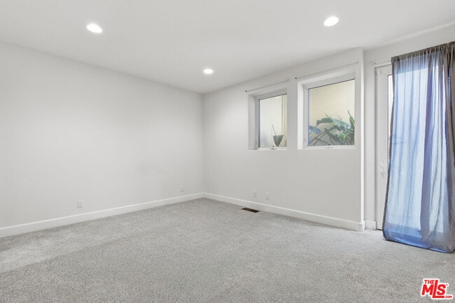 Building Photo - 8120 Billowvista Dr