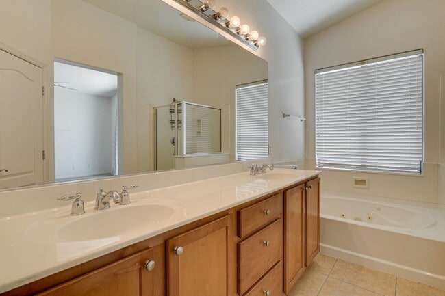 Building Photo - FANTASTIC 3 BEDROOM 2.5 BATH IN NORTH LAS ...