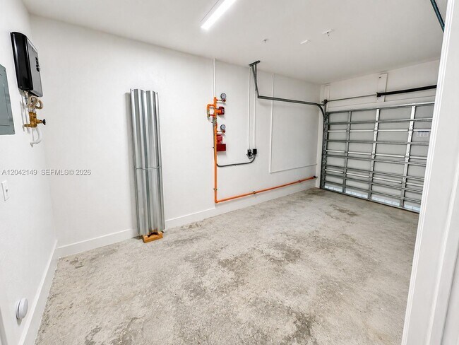 Building Photo - 114 SW 184th Ave