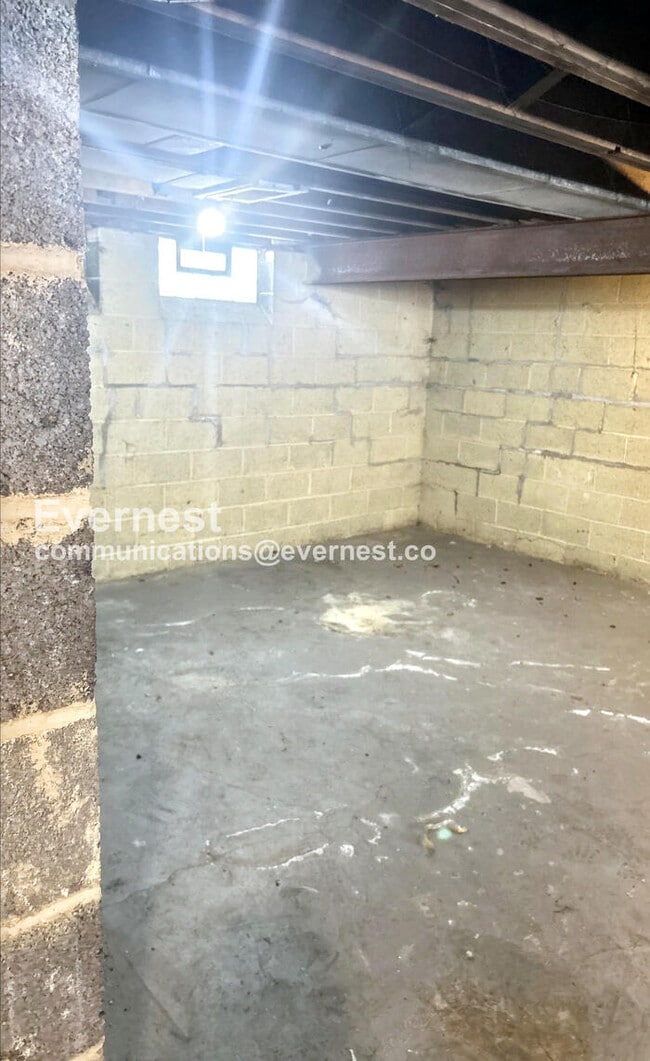 Building Photo - SPECIAL OFFER!! 3 Bed/2 Bath Home with Detached Garage / Pet-Friendly / Vouchers Accepted / Avail...