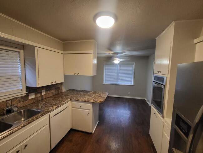 Building Photo - 3 Bed 2 Bath, 2 Car Garage