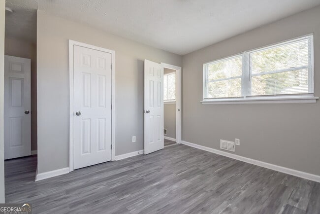 Building Photo - 955 King James Dr
