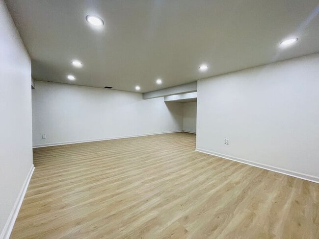 Building Photo - 2010 W 95th St