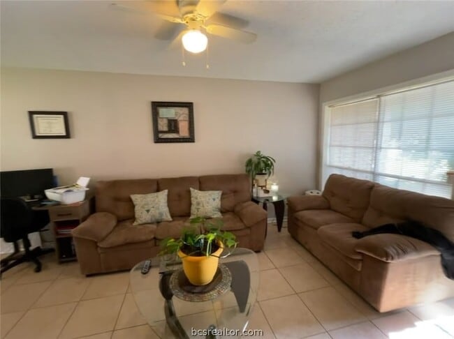 Building Photo - 1525 Hillside Dr