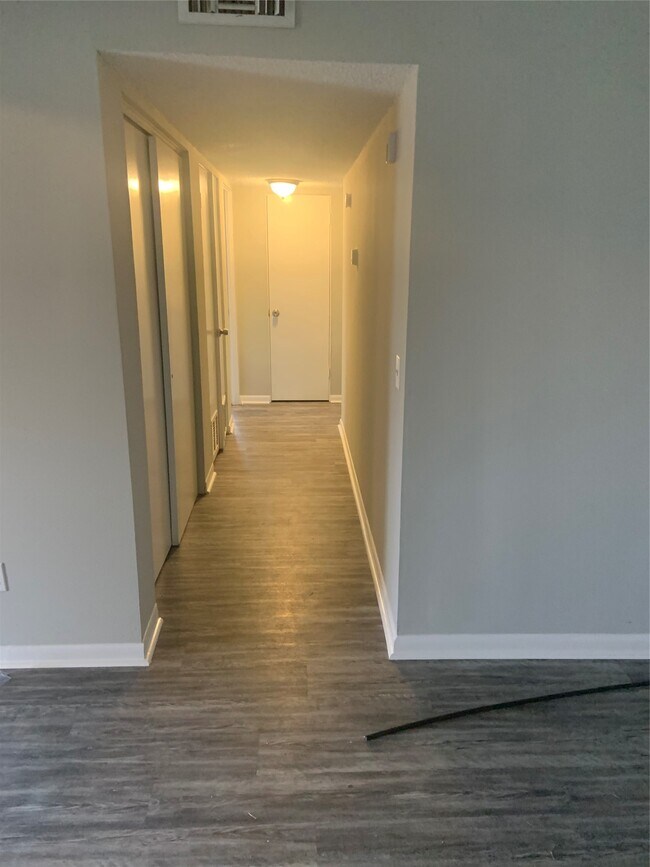 Building Photo - 308 Circle Dr