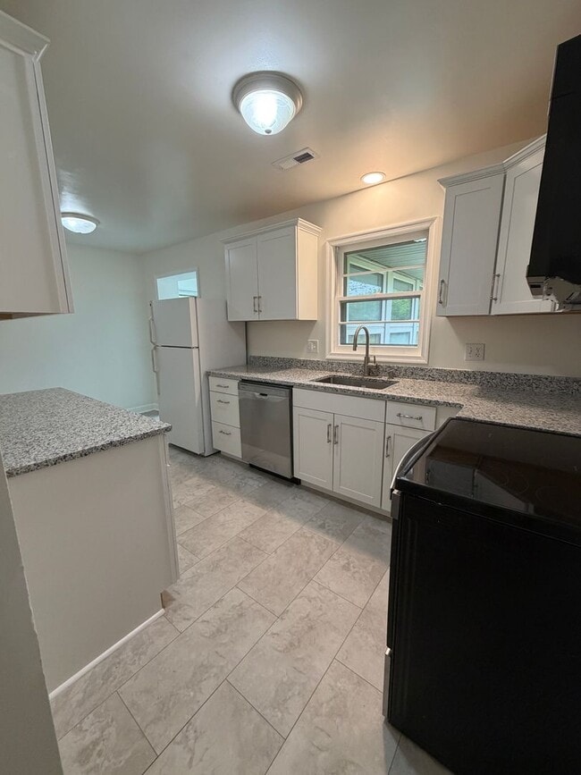 Building Photo - 3 Bedroom Home with Carport in Blacksburg
