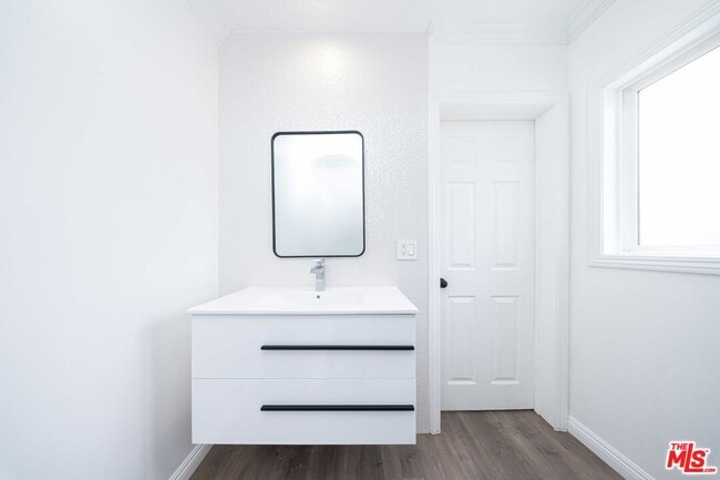 Building Photo - 8432 Glenoaks Blvd