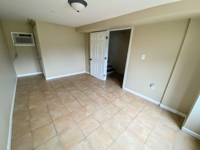 Building Photo - 2 bedroom/1 bathroom apartment for rent in...