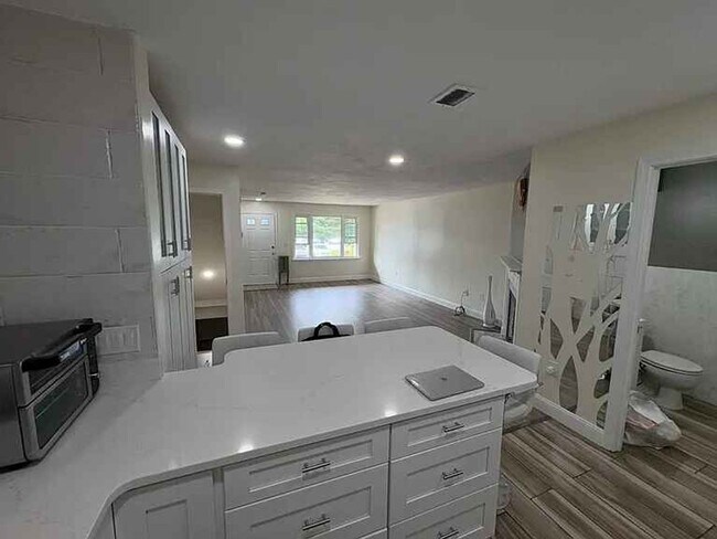 Building Photo - Beautifully remodeled 3 bedroom, 3.5 bathr...