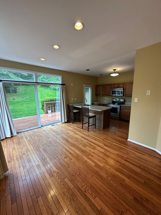 Building Photo - Beautiful 3BR/2.5BA Townhome