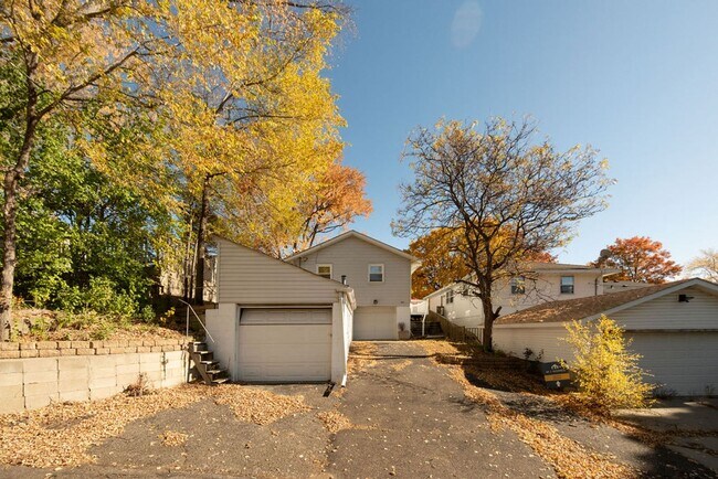 Building Photo - Recently-renovated home perfect for family
