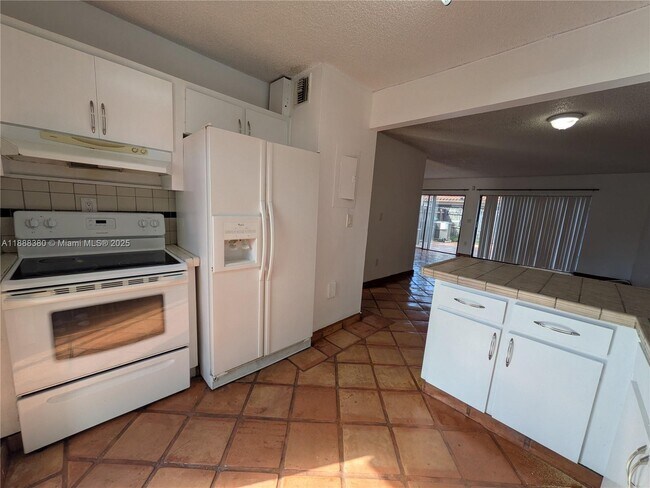 Building Photo - 3811 SW 82nd Ave