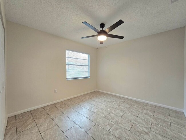 Building Photo - [1736-1738] Fern Rd E