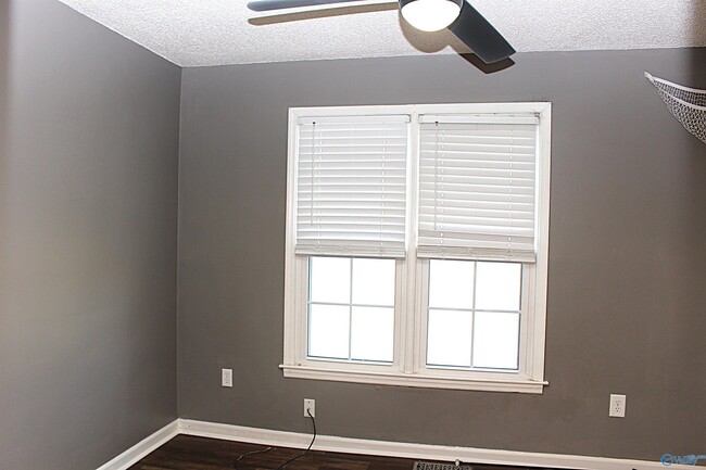 Building Photo - 101 Cresent Circle