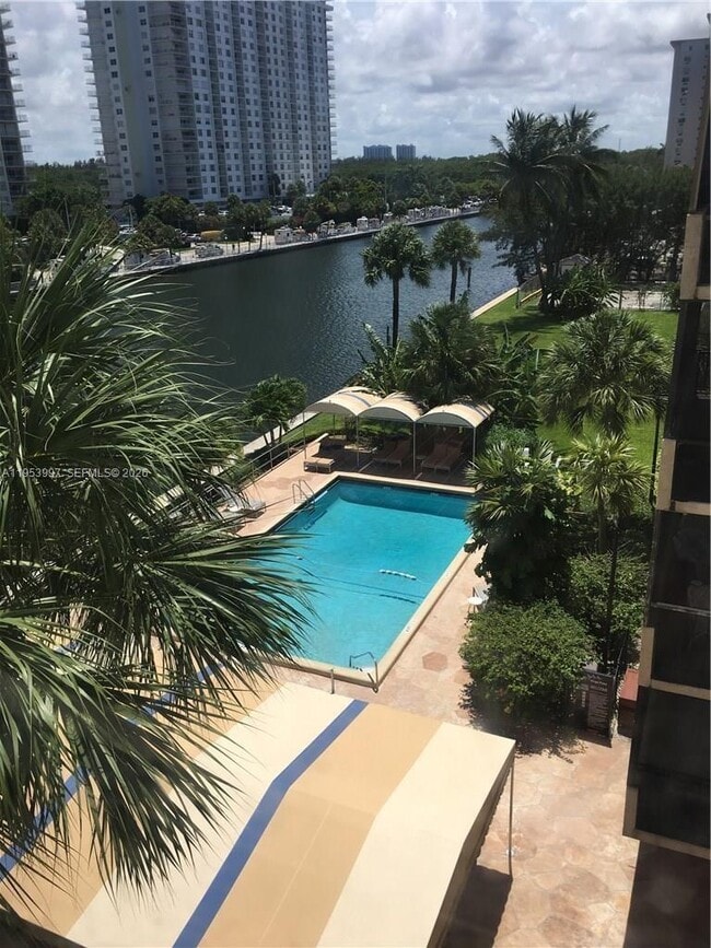 Building Photo - 220 Kings Point Dr