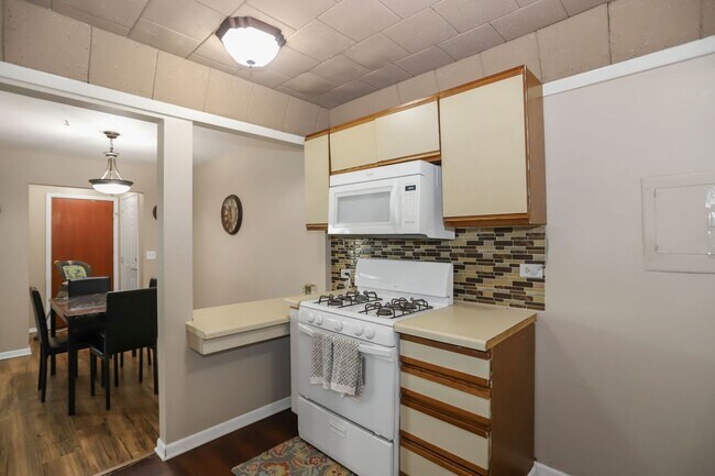 Building Photo - 1700 Fayette Walk