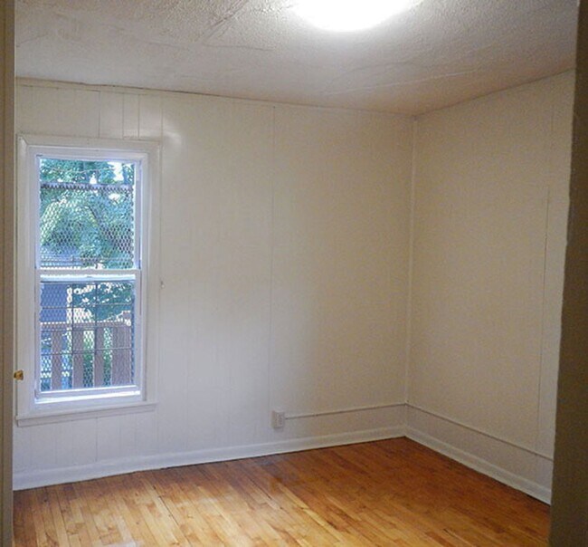 Building Photo - Second Floor Apartment Available 8/1/26