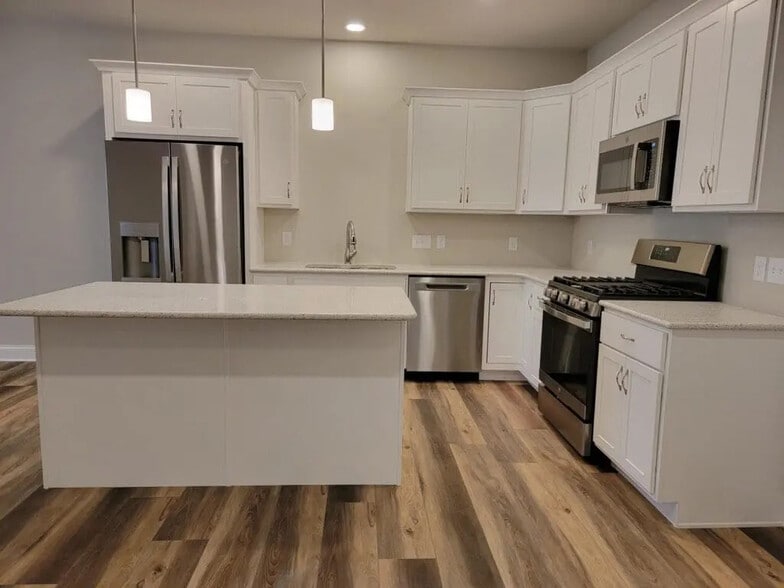 Building Photo - 605 White Chapel Rd