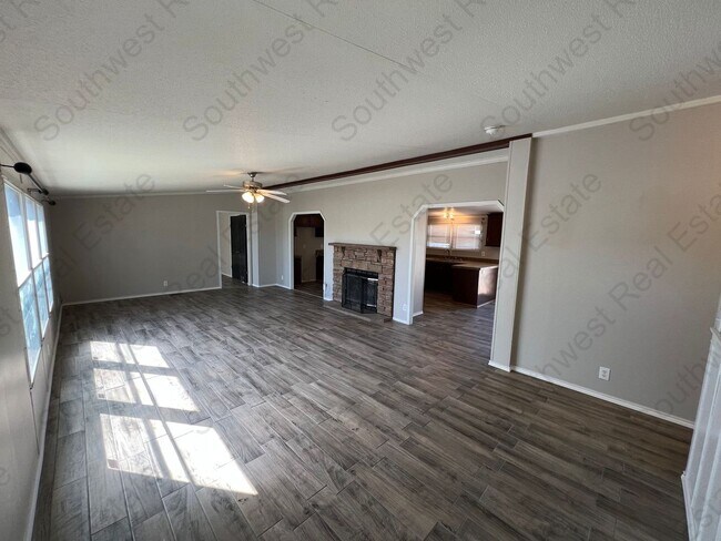 Building Photo - Spacious 3 bedrooms 2 baths home- Storage ...