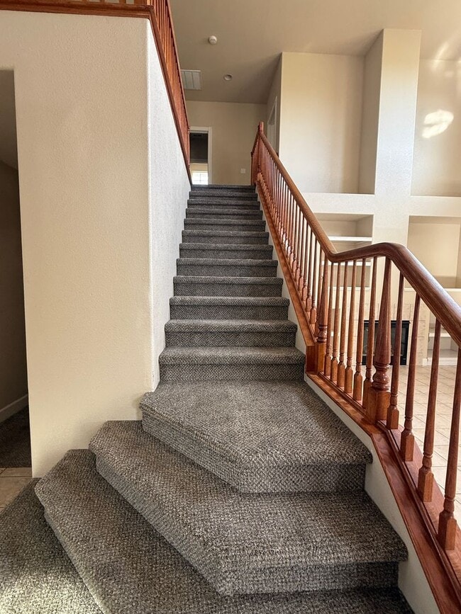 Building Photo - Beautiful 3 bed, 3 full bath two story home including a 3 car garage with 2800 sq ft of living space