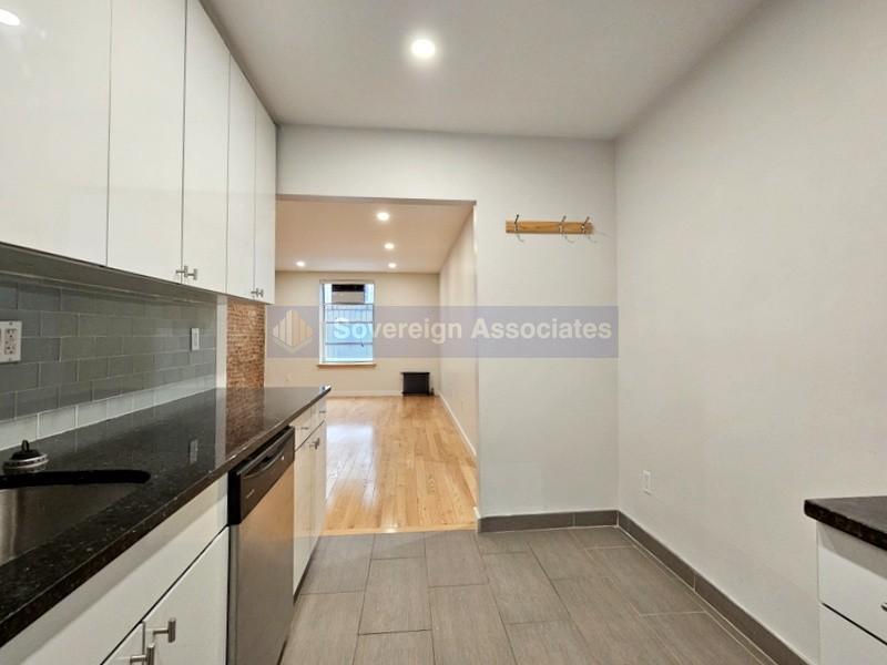 Building Photo - 707 W 171st St