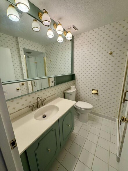 Full bathroom - 1004 Paradise Rd