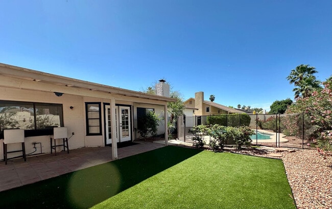 Building Photo - 8878 E Sheena Dr