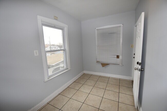 Building Photo - 5612 S Sawyer Ave