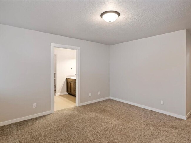 Building Photo - Free September Rent!  Beautiful Newer 4 Bed, 3 Bath located in the heart of Meridian - available ...