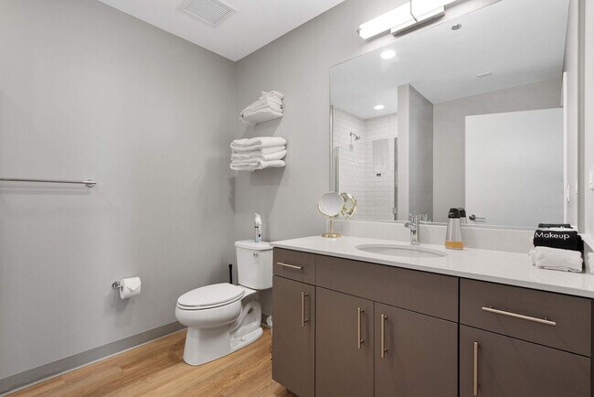 Building Photo - 853 W Blackhawk St