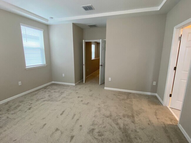 Building Photo - 4/2/5 Winter Garden Townhouse