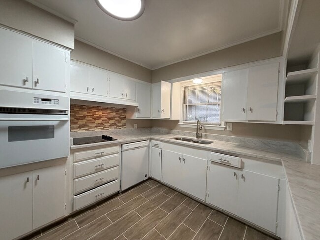 Building Photo - AVAILABLE NOW 2 BEDROOM 2 BATH DUPLEX IN TCU AREA