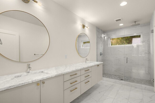 Building Photo - Gorgeous Urban Madrona 3-bedroom home
