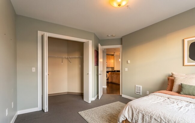 Building Photo - East Queen Anne Seattle 2 Bedroom Apartment for Rent | Lake Union Views, Rooftop Deck, In-Unit La...