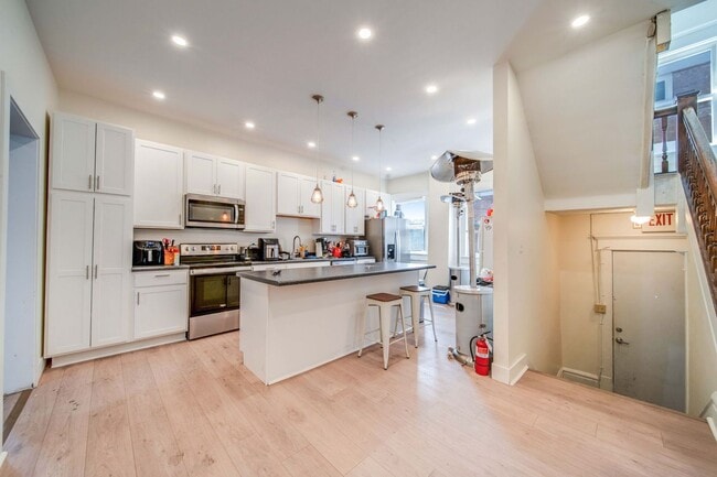Building Photo - Massive Newly Renovated 11-Bedroom House o...