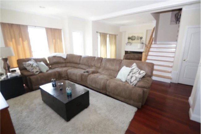 Building Photo - 143 Grovers Ave