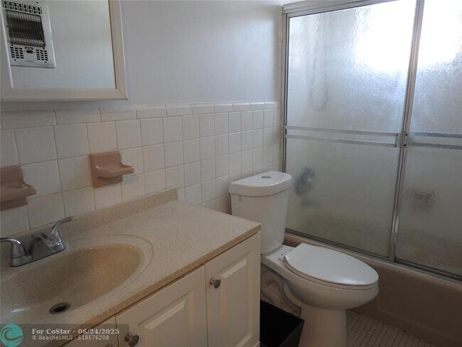 Building Photo - 2711 NE 49th St