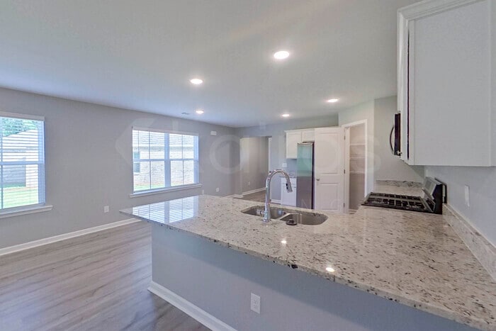 Building Photo - 661 June St